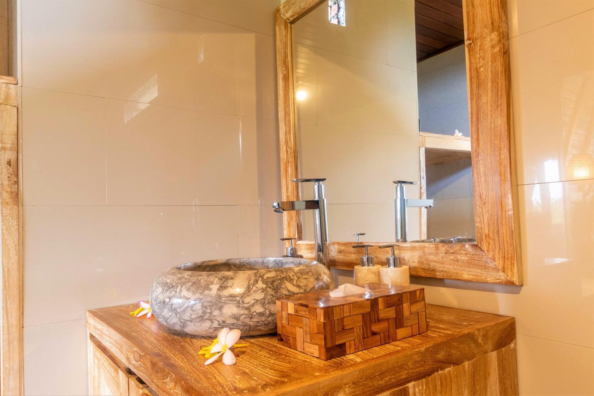 Alamgangga Villas Tirta Gangga كارانغاسِم الغرفة الصورة